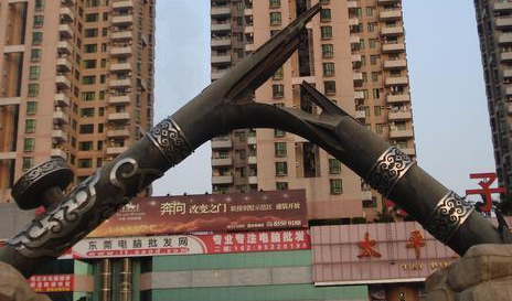 在"中国第一镇"—— 虎门镇有一座双手拦腰折断一杆鸦片烟枪的巨型